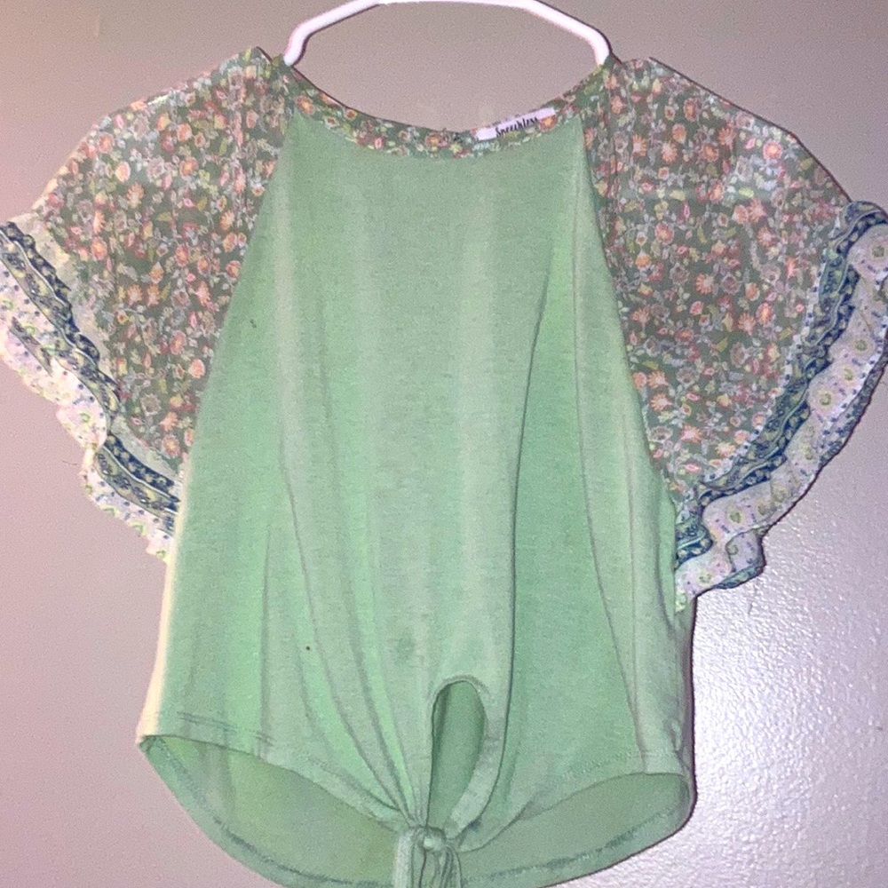 A mint green shirt. A S woman shirt. It’s from speechless